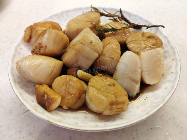The most delicate scallops with soy sauce and rosemary
