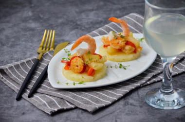 Shrimp with pineapple and bell pepper