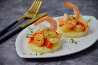 Shrimp with pineapple and bell pepper