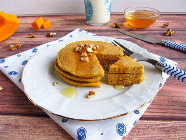 Spicy pumpkin pancakes with honey