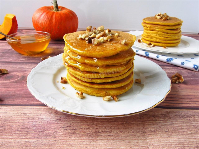 Spicy pumpkin pancakes with honey