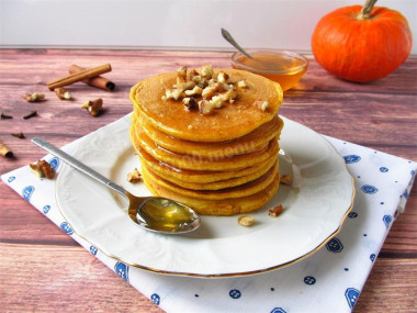 Spicy pumpkin pancakes with honey