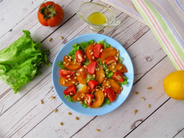 Salad with persimmon and pine nuts