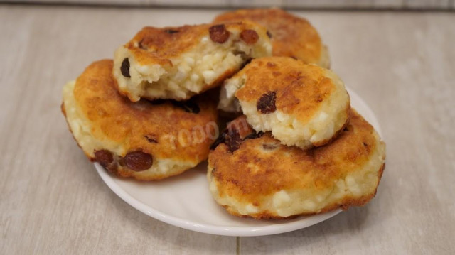 Vanilla cottage cheese pancakes with raisins and semolina