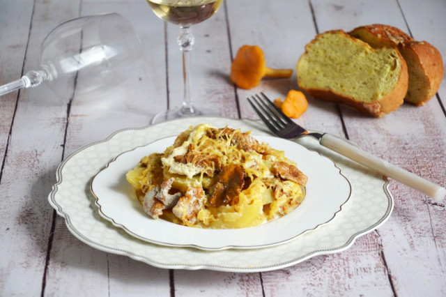 Potatoes in cream with chanterelles and cheese in the oven
