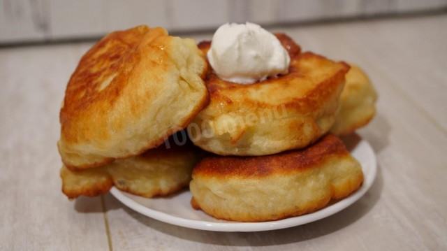 Fluffy and ruddy pancakes made from yeast dough
