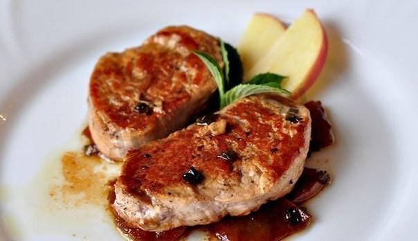 Pork tenderloin with apples and cinnamon