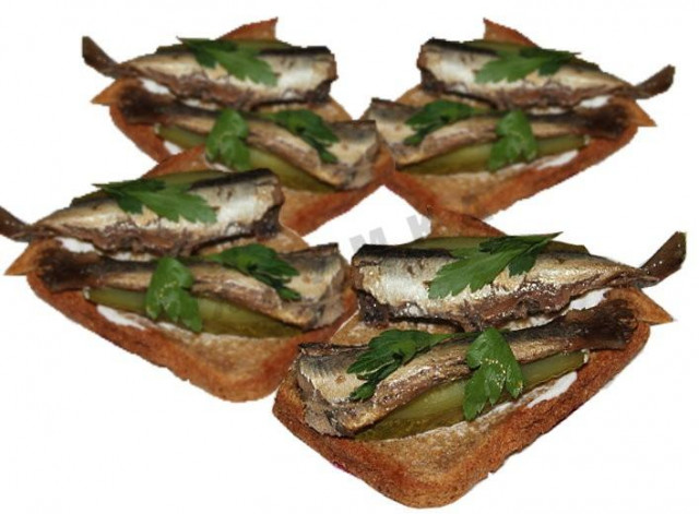 Simple sandwiches with sprats