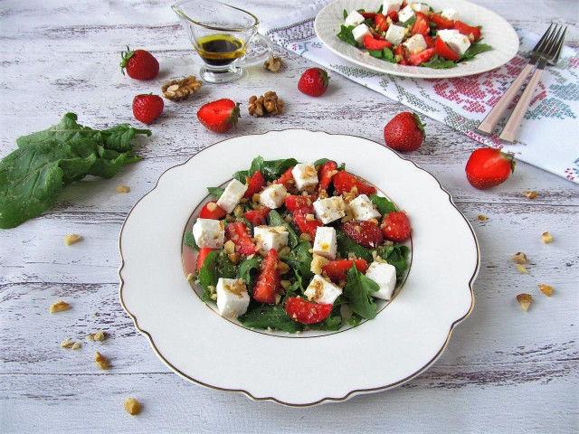 Arugula salad, strawberries and feta cheese