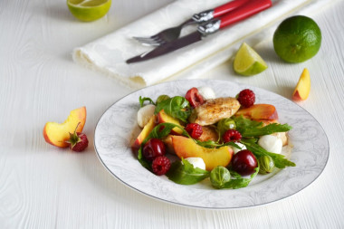 Salad with chicken, peaches, mozzarella and arugula