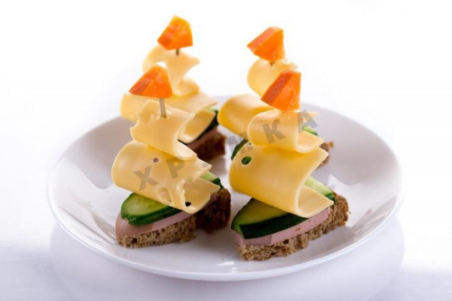 Boats canapes with cheese, sausage, cucumber and carrots