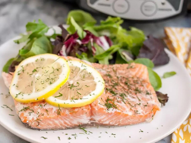 Pink salmon steaks in a slow cooker