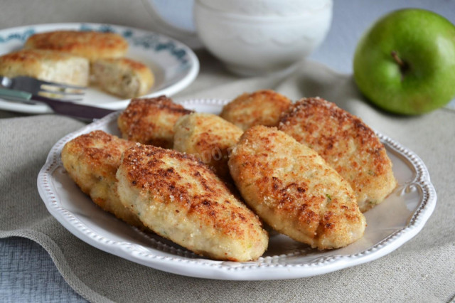 Cutlets with cottage cheese and apple