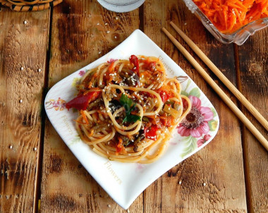 Wok noodles with eggplant, bell pepper and zucchini