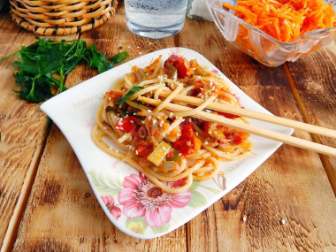 Wok noodles with eggplant, bell pepper and zucchini