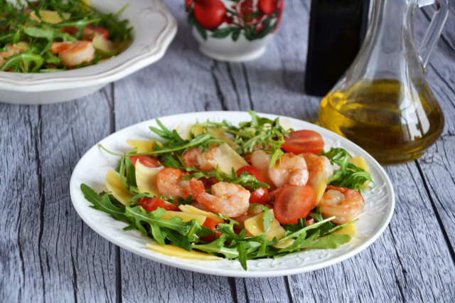 Salad with shrimp, arugula and maasdam