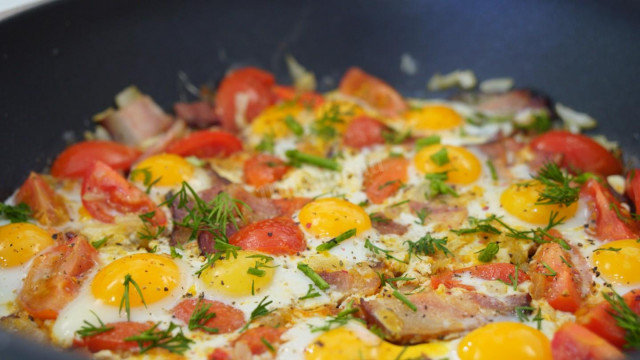 Scrambled eggs with bacon and cherry tomatoes