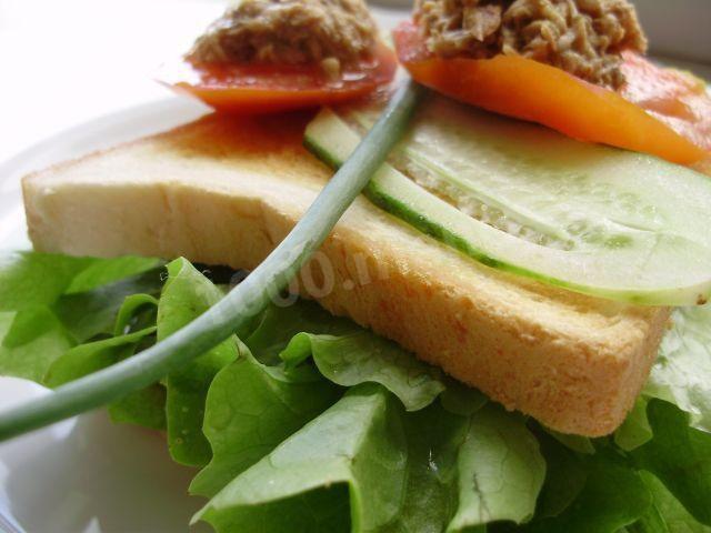 Sandwiches on white bread with tuna, lettuce and cucumber