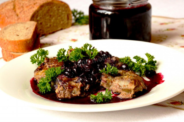 Beef liver with currant sauce