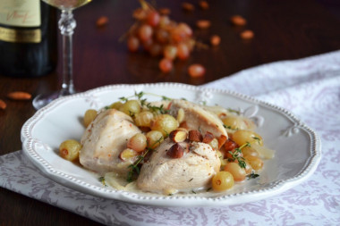 Chicken with grapes and almonds