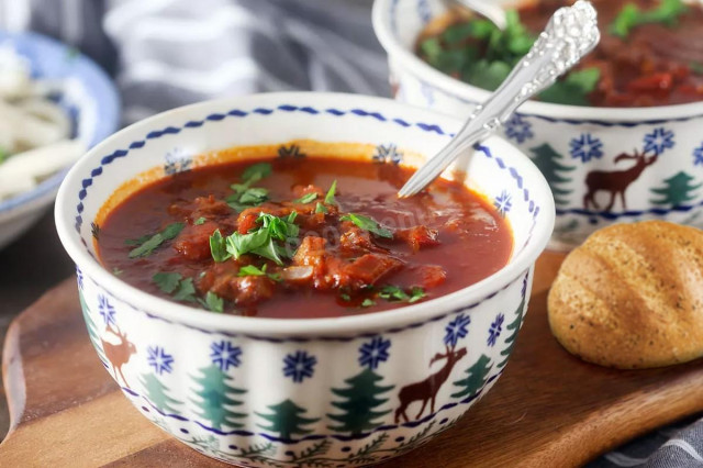 Goulash soup in slow cooker