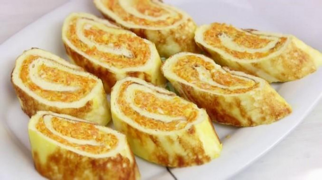 Omelet roll with spicy filling