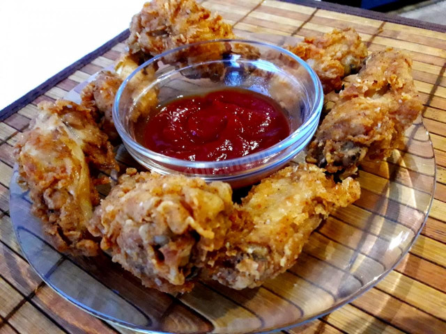 Spicy deep-fried chicken wings