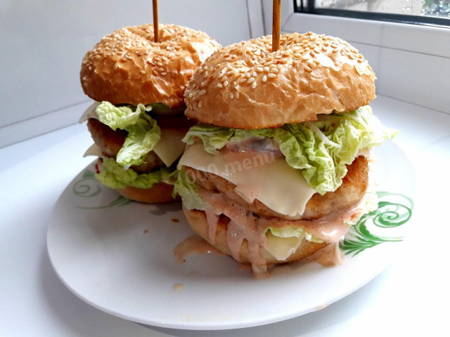 Burgers with minced meat, tomatoes and lettuce leaves