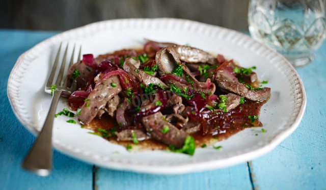 Beef liver with onions in a slow cooker