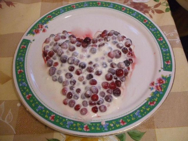 Cranberries with cream and honey