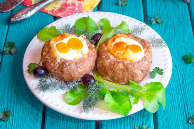 Meat nests with quail eggs in the oven