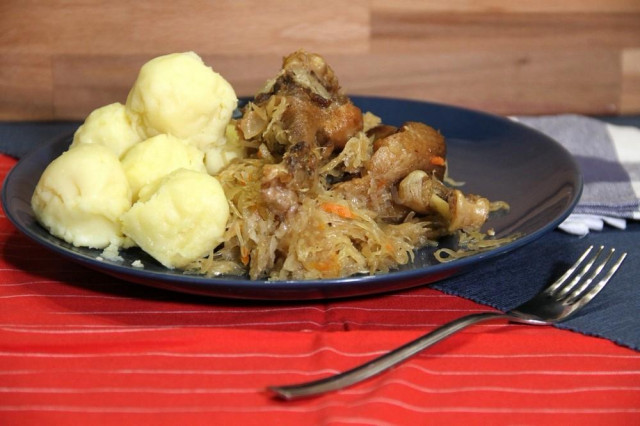 Kraut mit Fuzher duck with stewed cabbage and potatoes