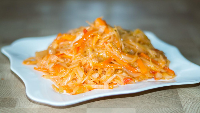 Stewed cabbage in Russian