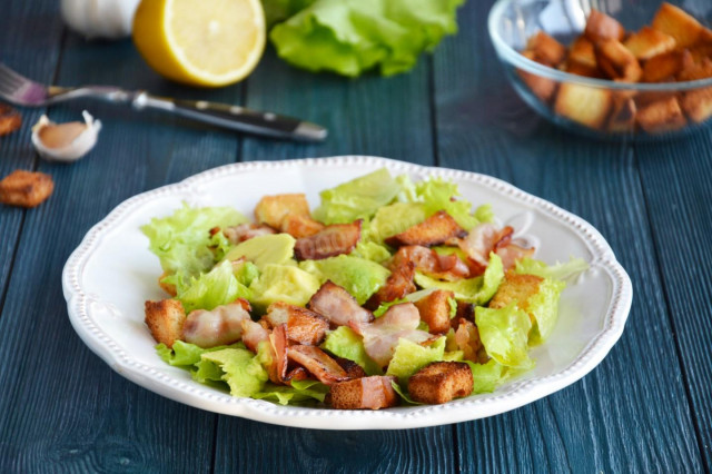 Salad with avocado and bacon