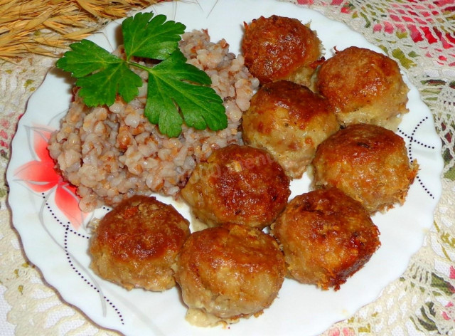 Meatballs with rice in the oven with sour cream and flour sauce