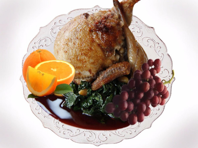 Partridge with fruit in sweet and sour sauce