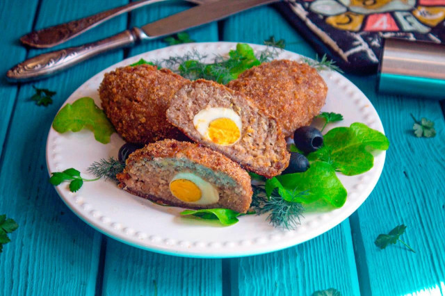 Meat dishes with quail egg in the oven