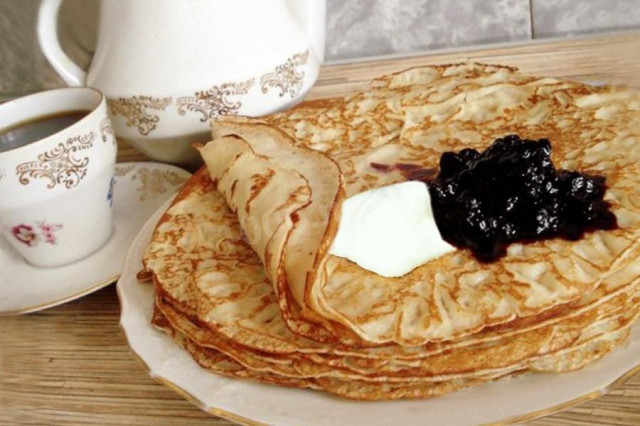 Pancakes on ryazhenka thin with boiling water