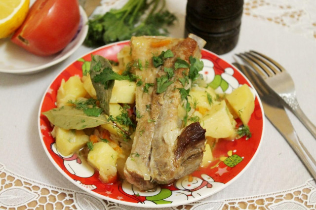 Pork ribs with bell pepper and potatoes stewed