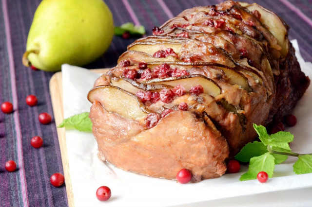 Pork with pears and lingonberries in foil