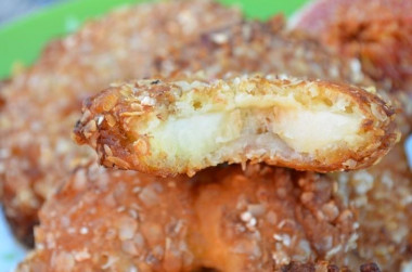 Apple rings in a cereal crust