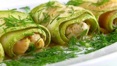 Zucchini rolls with chicken