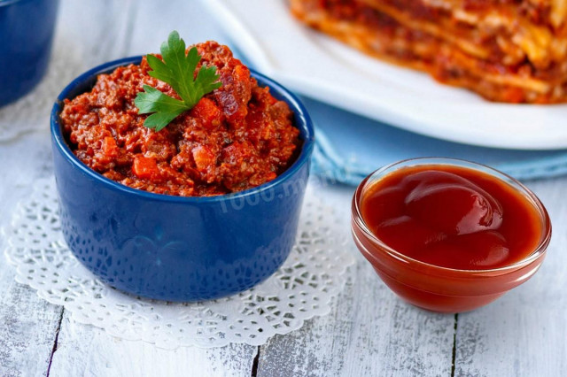 Bolognese sauce with tomato paste
