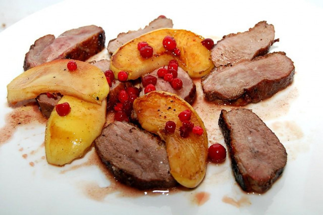 Juicy duck breasts with apples and lingonberries