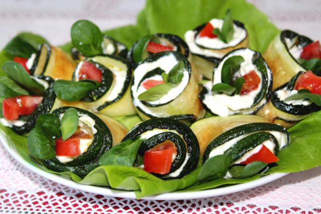 Zucchini rolls with tomatoes and cheese