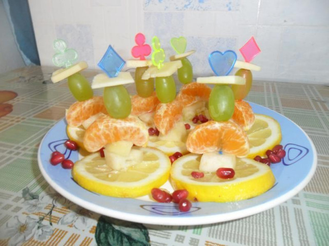 Canapes with cheese and tangerines