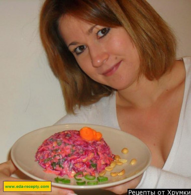 Salad of fresh carrots and beets with cashews and honey