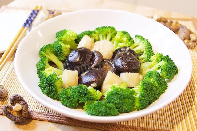 Broccoli with stewed mushrooms and scallops