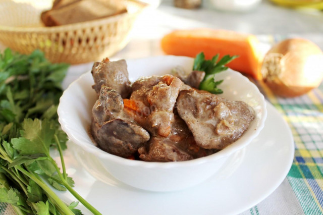 Turkey liver with carrots and onions in sour cream