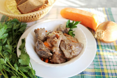 Turkey liver with carrots and onions in sour cream